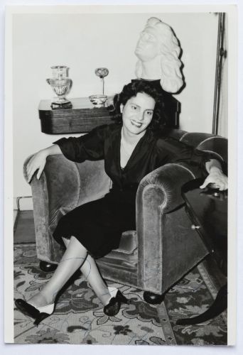 Foto 3 - Amália sentada numa poltrona diante do busto de Joaquim Valente (Aviz, 1952).jpg